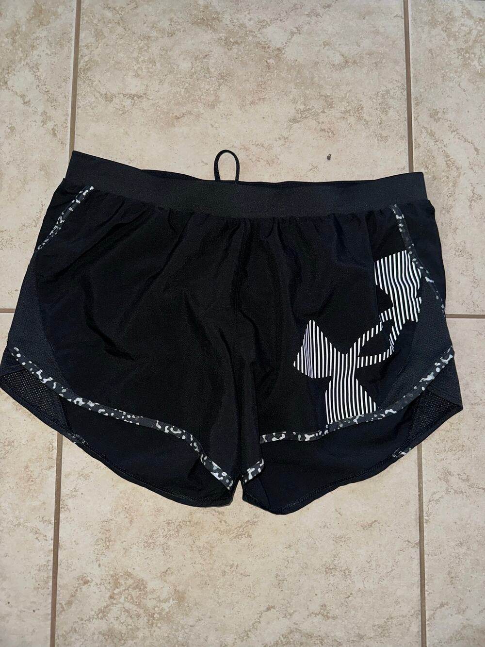 Under Armour Women’s Black Running Athletic Shorts Size Large Logo